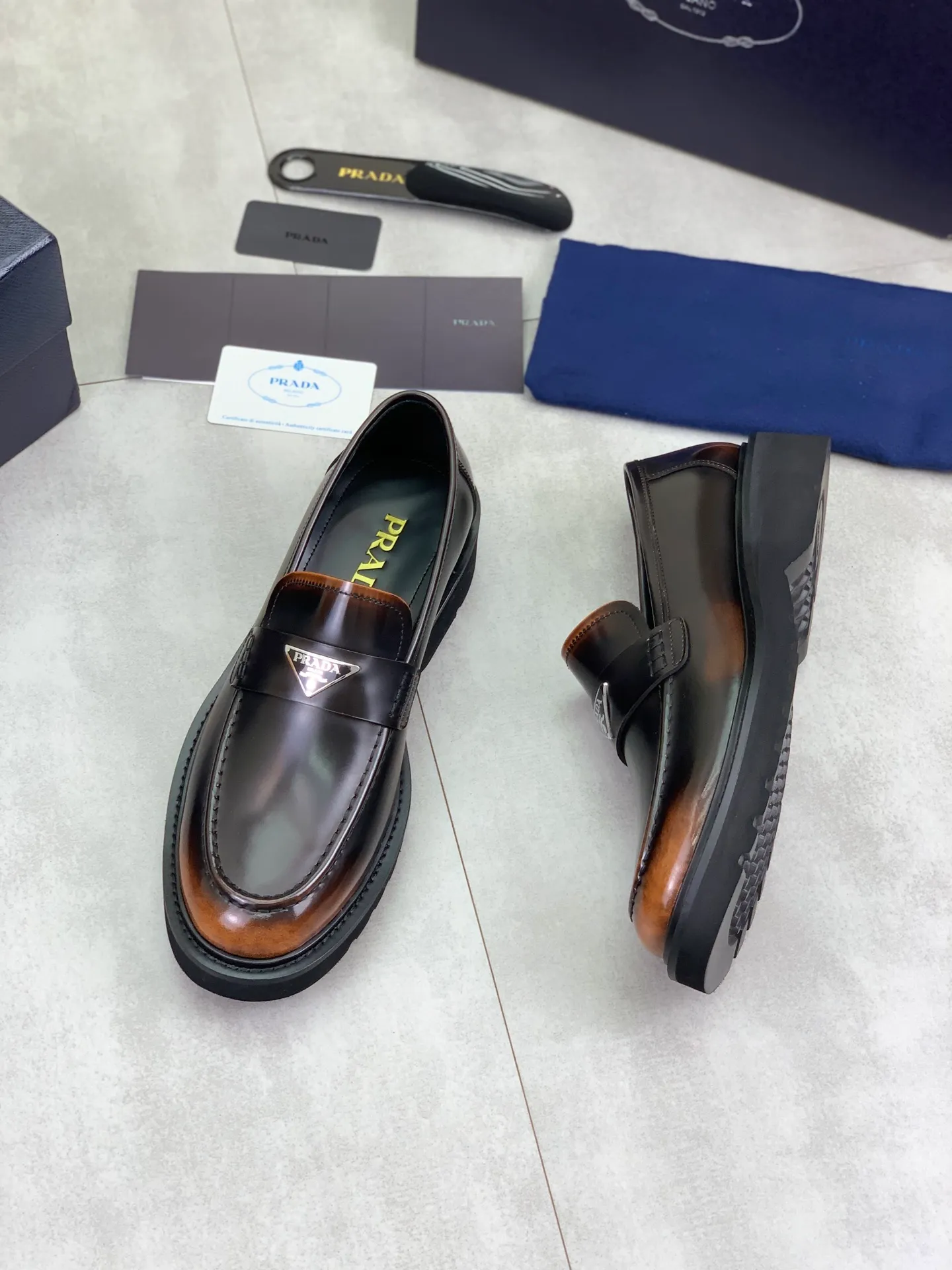 Factory price P880💰Original quality, top version🔱 ＰＲＡＤＡPrada. Men’s business casual leather shoes, top quality products. 1:1 shipment⬆️Luxurious and noble👞All imported original color-brushed edge beads, just to create a more comfortable wearing experience. Upper: Original comfortable open-edge bead rubbed color calfskin➕Top imported water-dyed full cow lining, original high-end lightweight and comfortable TPU foam combination bottom✔️Code number: 39-44 (38 45) 46 47 can be customized)